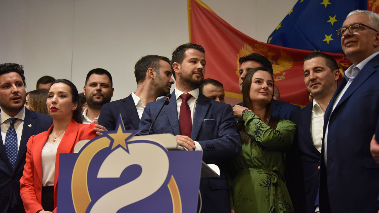 Jakov Milatovic, az Európa most! nevű mozgalom jelöltje (k) támogatói körében ünnepel a montenegrói elnökválasztás második fordulójának estéjén Podgoricában 2023. április 2-án. Az előzetes eredmények szerint Milatovic a szavazatok 60,1 százalékát szerezte meg, míg Milo Djukanovic hivatalban lévő köztársasági elnökre a szavazók 39,9 százaléka voksolt.
