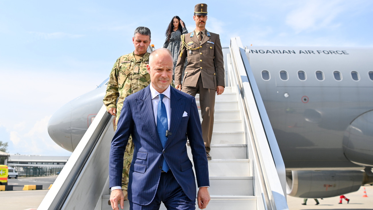 Szalay-Bobrovniczky Kristóf honvédelmi miniszter (elöl) és Kajári Ferenc vezérőrnagy, a Honvéd Vezérkar főnökének helyettese, a KFOR volt parancsnoka (b) a Koszovóban megsérült katonákat hazaszállító repülőgép landolását követően a Liszt Ferenc Nemzetközi Repülőtéren 2023. május 30-án. Az előző napon a NATO parancsnoksága alatt működő koszovói békefenntartó erő, a KFOR több magyar katonája is megsérült az észak-koszovói zavargások során, amikor a koszovói rendőrség és a KFOR csapatai a helyi szerbekkel csaptak össze. A katonai gép 12 sérültet szállított haza.MTI/Illyés Tibor