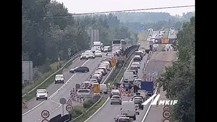 Hajmeresztő mutatványok az autópályán, tömegesen döntöttek rosszul a sofőrök - videó