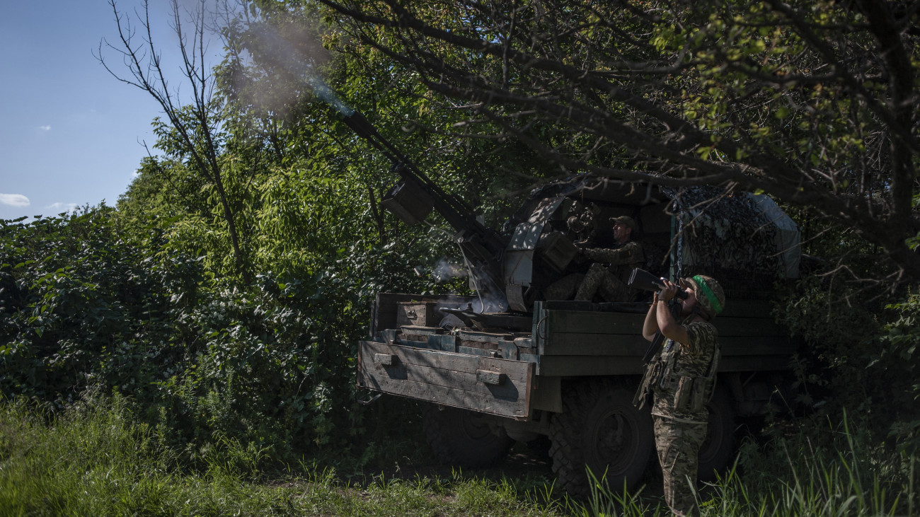 Ukrán katonák tüzelnek a kelet-ukrajnai Bahmut térségében húzódó fronton, az orosz erőkkel vívott harcok helyszínén 2023. június 5-én.