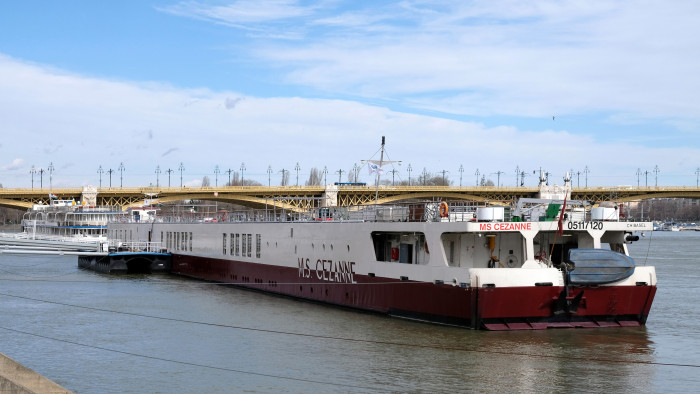 Ismét életveszélyes fordulókat hajtanak végre a szállodahajók a Margit hídnál