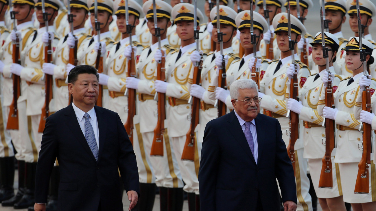 Peking, 2017. július 18.Hszi Csin-ping kínai államfő (b) és Mahmúd Abbász palesztin elnök ellép a díszsorfal előtt a Nagy Népi Csarnokban tartott fogadási ünnepségen 2017. július 18-án. (MTI/EPA/Vu Hong)