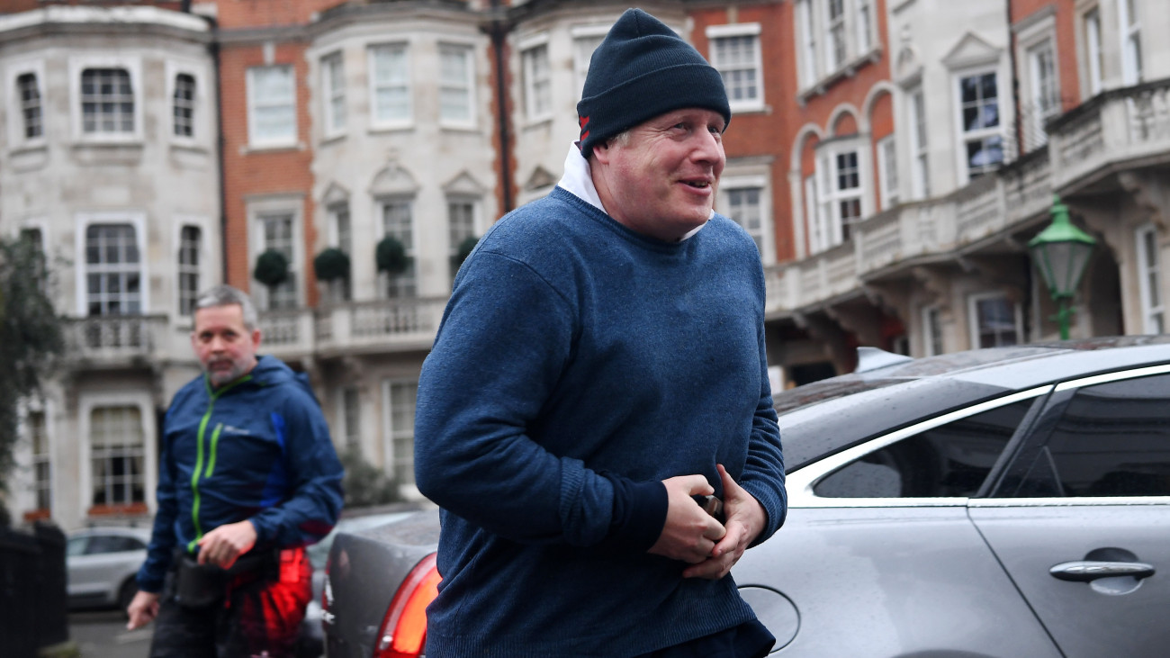 Boris Johnson volt brit miniszterelnök a londoni otthona előtt 2023. március 21-én. Johnsont március 22-én hallgatja meg a közkeletűen partygate néven emlegetett ügy miatt felállított vizsgálóbizottság. A volt kormányfő tavaly júliusban jelentette be távozását a kormányzó brit Konzervatív Párt vezetői posztjáról és a miniszterelnöki tisztségről, miután kiderült, hogy a londoni miniszterelnöki hivatalban és más kormányintézményekben a koronavírus-járvány megfékezésére korábban elrendelt szigorú korlátozások idején több kerti partit, ivászatokkal kísért társasági összejöveteleket tartottak, nem egyszer Johnson részvételével.