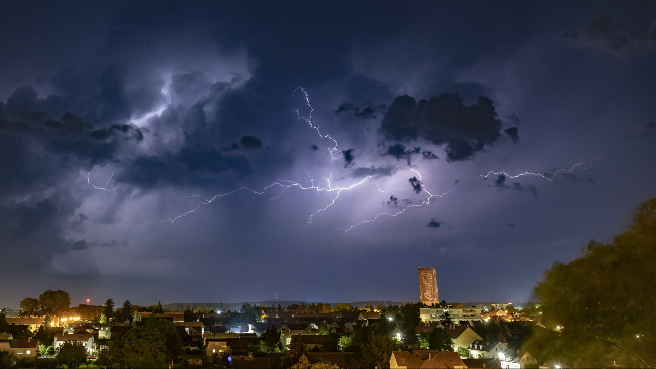 Zivatarfelhő és villám az égen Nagykanizsa felett 2022. augusztus 27-én éjjel. Napközben megnövekedhet a záporok, zivatarok esélye.MTI/Varga György