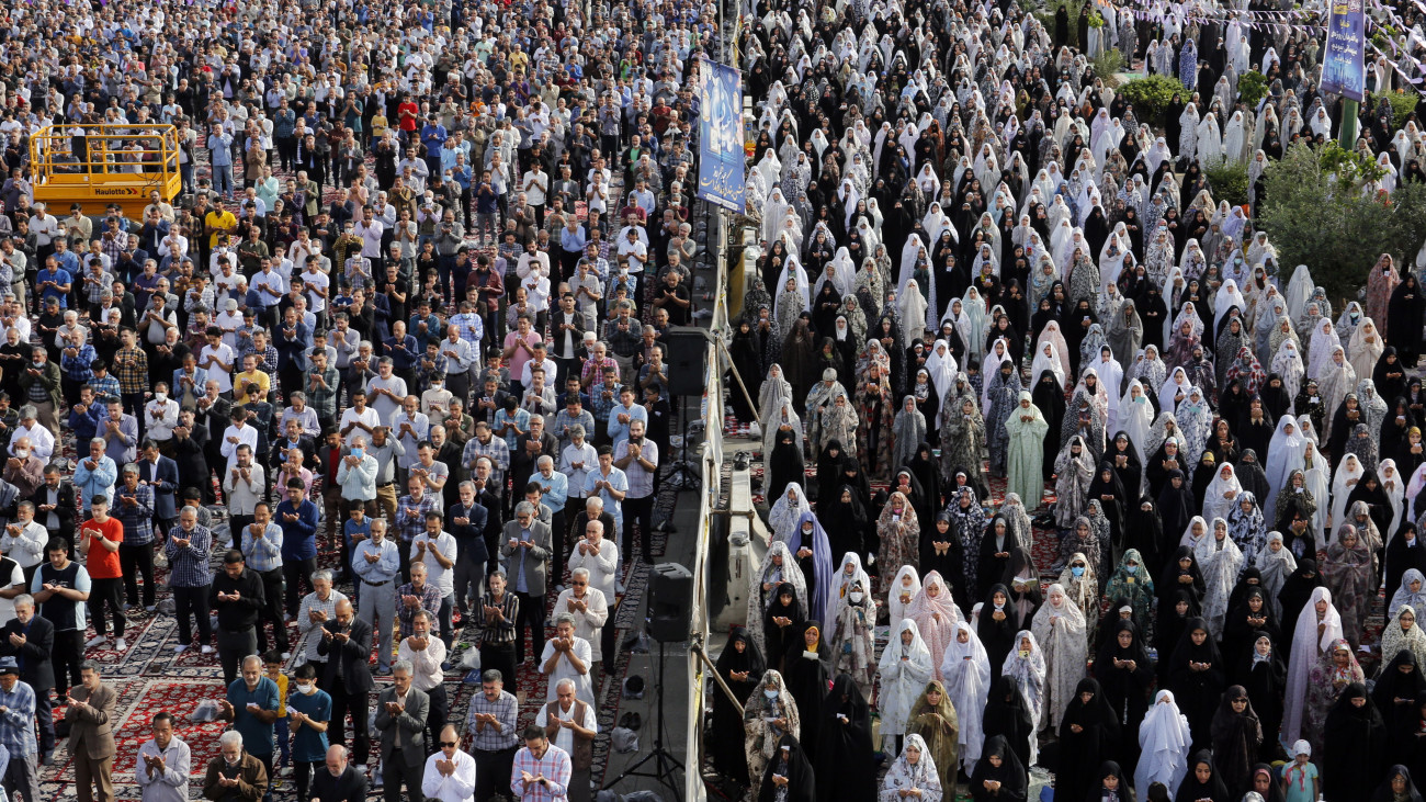 Férfiak és nők imádkoznak a muzulmán szent böjti hónapot, a ramadánt lezáró háromnapos íd al-fitr ünnepen Abdul Azim sah mauzóleumánál Teherán Rej nevű déli elővárosában 2023. április 22-én.