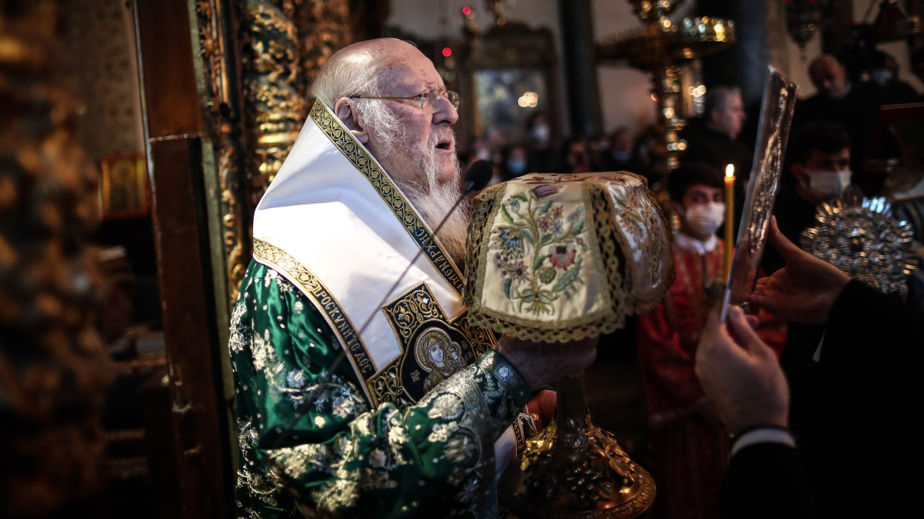 I. Bartholomaiosz, Konstantinápoly ökumenikus pátriárkája vízkereszt alkalmából mutat be liturgiát Isztambulban, az egykori Konstantinápolyban 2022. január 6-án.