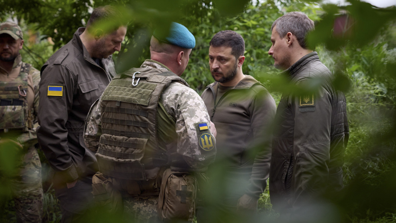 Az ukrán elnöki sajtószolgálat által közreadott képen Volodimir Zelenszkij ukrán elnök (j2) látogatást tesz a Donyeck megyei Vuhledar és Marjinka közötti frontszakaszon, hogy felköszöntse az ott szolgálatot teljesítő ukrán katonákat a tengerészgyalogság napja alkalmából 2023. május 23-án.