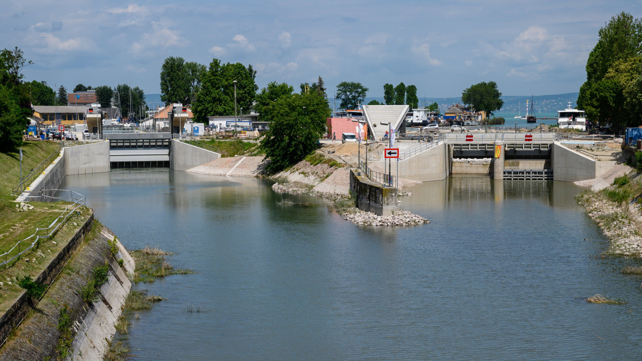 A felnyitott hajózsilip a Sió-csatornánál (balról) Siófoknál 2023. június 14-én. A Balaton átlagos vízállása meghaladta a 120 centiméteres szabályozási szintet, így egyes déli parti települések védelme érdekében 2023. június 12-én megkezdődött a vízeresztés.
