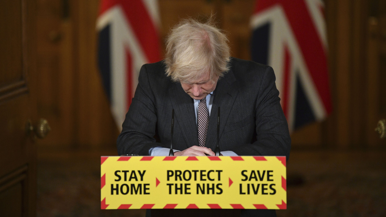 A 2021. január 26-i képen Boris Johnson akkori brit miniszterelnök virtuális sajtóértekezletet tart a Covid-19 járványügyi helyzetéről a londoni kormányfői hivatalban. 2023. június 15-én a volt kormányfő közkeletűen partygate néven emlegetett ügyét vizsgáló brit alsóházi bizottság nyilvánosságra hozta vizsgálati jelentését. A 108 oldalas dokumentum szerint Johnson szándékosan félrevezette a parlamentet azoknak a törvénysértő összejöveteleknek az ügyében, amelyeket a saját kormánya által a koronavírus-járvány megfékezése végett elrendelt korlátozások idején tartottak a Downing Streeten.