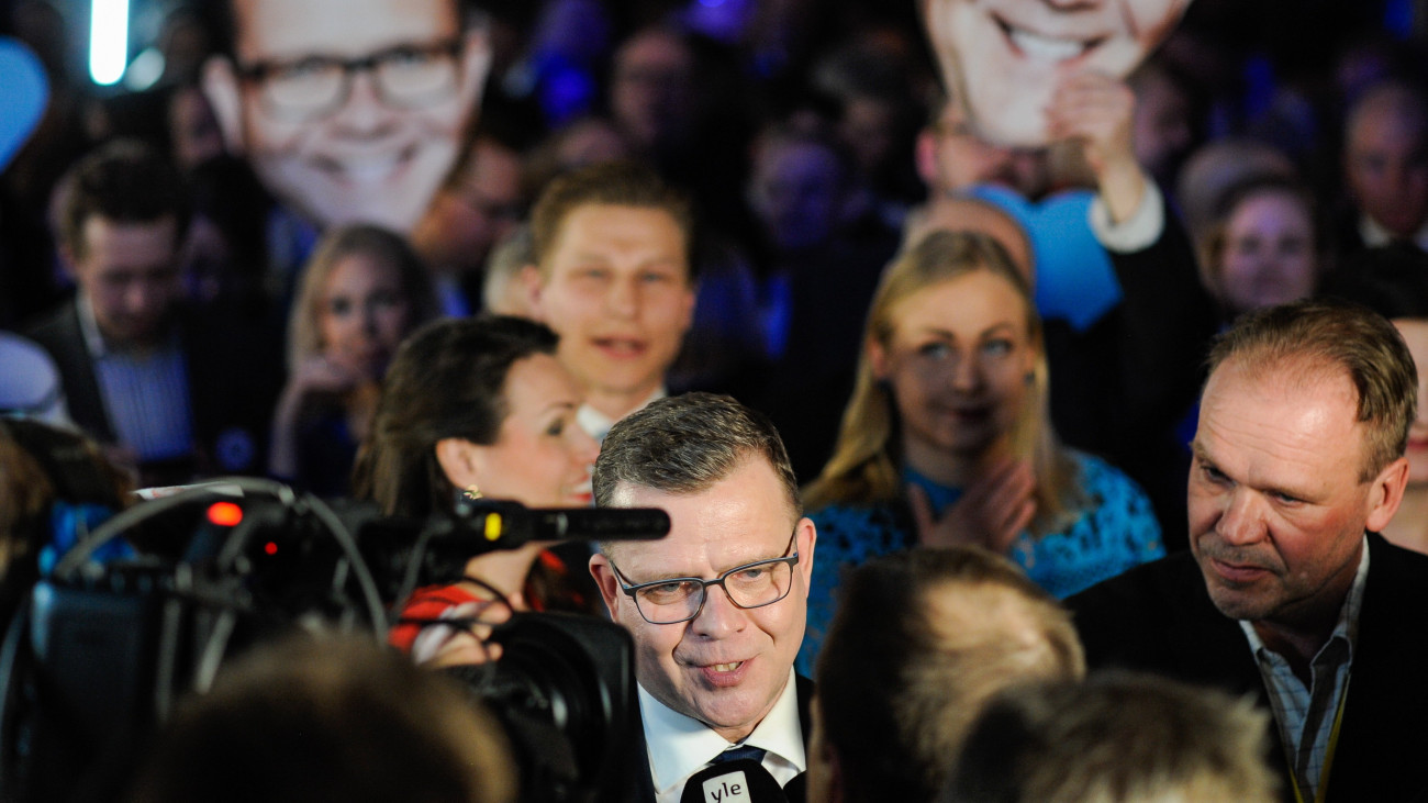 Petteri Orpo korábbi pénzügyminiszter, a jobbközép Nemzeti Szövetség vezetője a párt kampányközpontjában tartott eredményváró rendezvényen Helsinkiben 2023. április 2-án, a finn parlamenti választások napján.