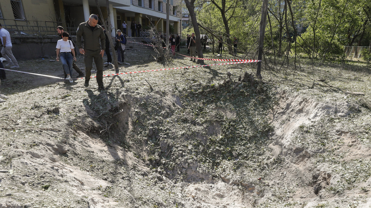Vitalij Klicsko kijevi polgármester (k, balról) látogatást tesz a legutóbbi orosz légitámadás helyszínén, az ukrán főváros Desznyanszkij kerületében 2023. június elsején. A támadásban három ember életét vesztette, tízen megsebesültek.