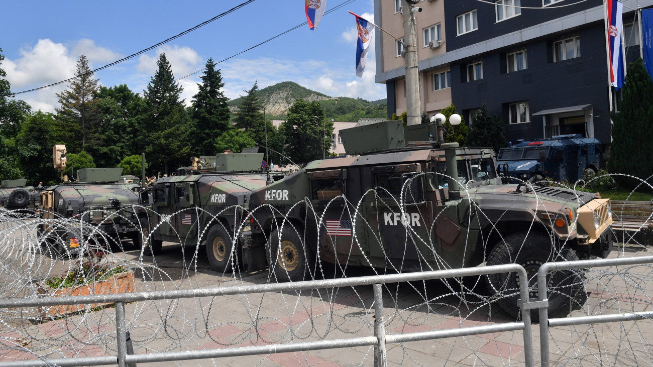 A NATO-parancsnokság alatt működő koszovói békefenntartó erő, a KFOR amerikai katonáinak páncélozott járművei a leposavici városháza előtt 2023. június 2-án. Négy nappal korábban a KFOR 30 katonája, köztük 19 magyar, illetve 52 szerb tüntető megsebesült a többségében szerbek lakta másik észak-koszovói városban, Zvecanban kitört zavargásokban.