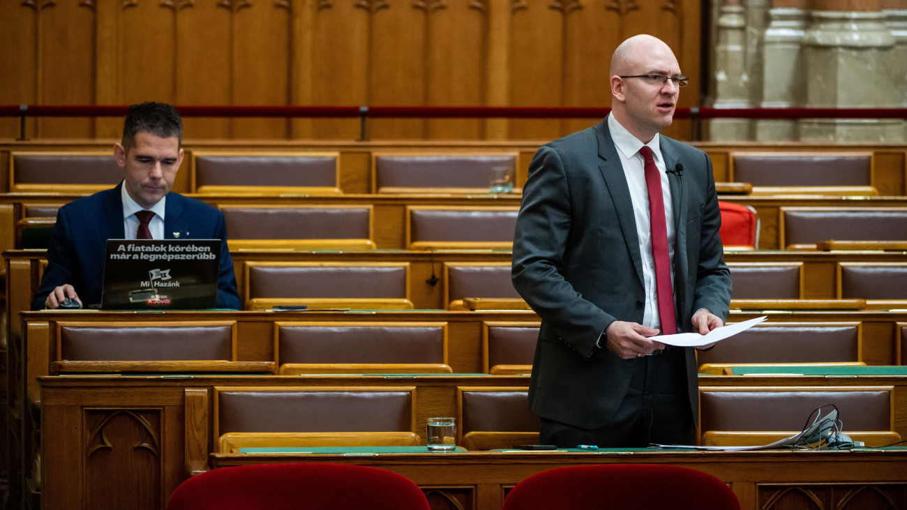 Z. Kárpát Dániel, a Jobbik vezérszónoka felszólal az elérhetőbb fogyasztóvédelem érdekében szükséges törvények módosításáról szóló törvényjaslat vitájában az Országgyűlés plenáris ülésén 2023. április 12-én.