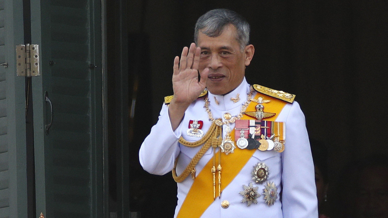 Maha Vadzsiralongkorn, azaz X. Ráma thaiföldi király köszönti az alattvalókat a bangkoki Nagy Palota egyik épületének erkélyéről a háromnapos koronázási ünnepség harmadik napján, 2019. május 6-án. A király 2016-ban lépett trónra, de apjának gyászolása miatt mostanáig halasztotta a megkoronázását.