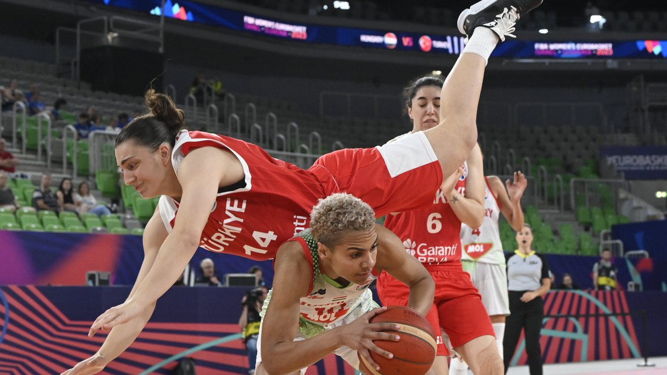 Aho Nina (elöl) és a török Derin Erdogan a női kosárlabda Európa-bajnokság csoportkörének második fordulójában, a Magyarország - Törökország mérkőzésen a ljubljanai Stozice Arenában 2023. június 16-án.