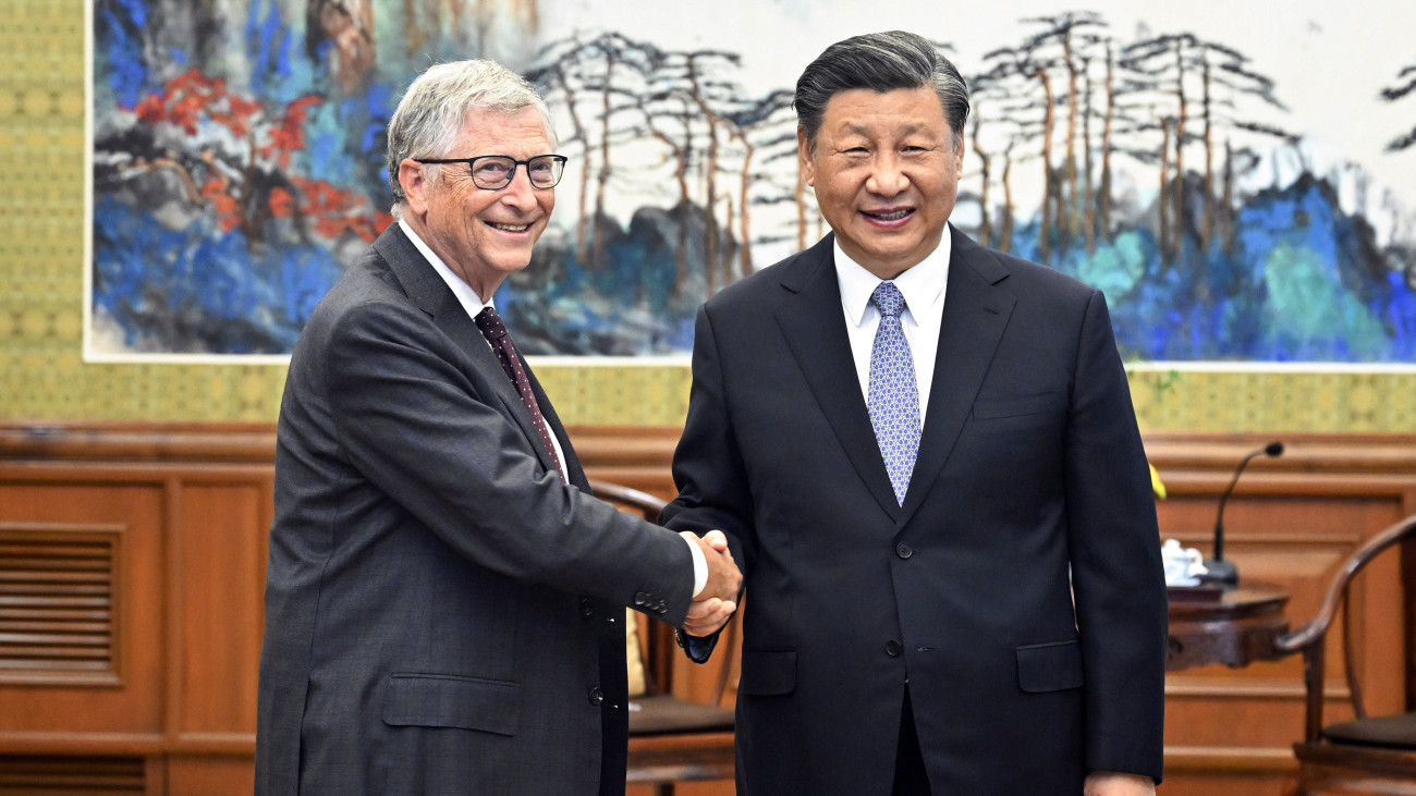 Hszi Csin-ping kínai elnök (j) Bill Gates amerikai milliárdost, a Microsoft társaság társalapítóját fogadja Pekingben 2023. június 16-án.