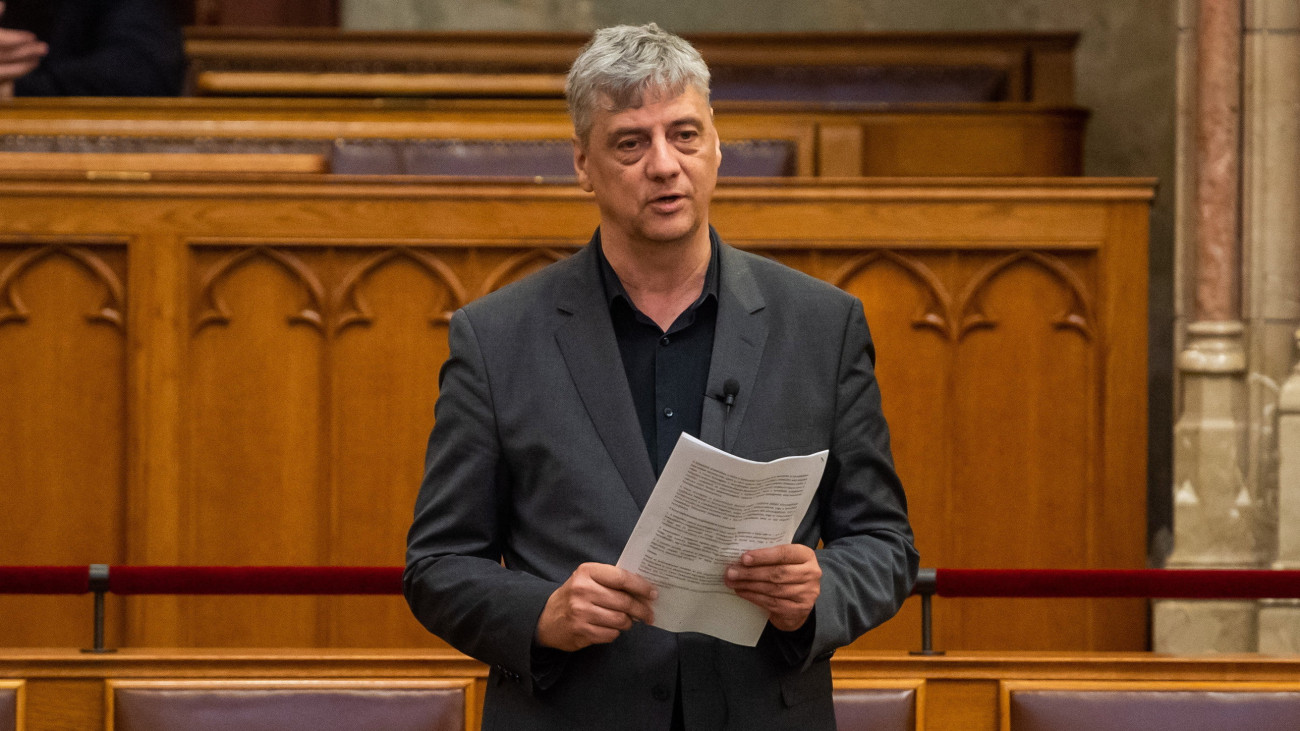 Gréczy Zsolt, a DK vezérszónoka felszólal a helyi adókról szóló törvény módosítását célzó javaslat vitájában az Országgyűlés rendkívüli plenáris ülésén 2023. június 16-án.