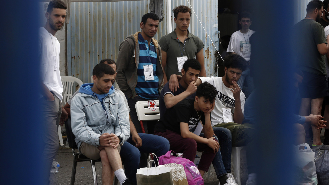 Az illegális bevándorlókat szállító halászhajó katasztrófájának túlélői várakoznak menekülttáborokba induló buszokra a görögországi Kalamata kikötőjében 2023. június 16-án. Két nappal korábban elsüllyedt egy Líbiából Olaszországban tartó illegális bevándorlókat szállító, túlzsúfolt halászhajó 47 tengeri mérföldre Pülosztól, a Jón-tengeren. A görög hatóságok feltételezése szerint a szerencsétlenségnek több mint 500 halálos áldozata van. Egyes túlélők azt mondták, hogy több mint hétszázan utazhattak a hajón, és mintegy száz gyermek volt a raktérben. Mostanáig mintegy nyolcvan holttestet találtak meg, 104 embert sikerült kimenteni a tengerből.