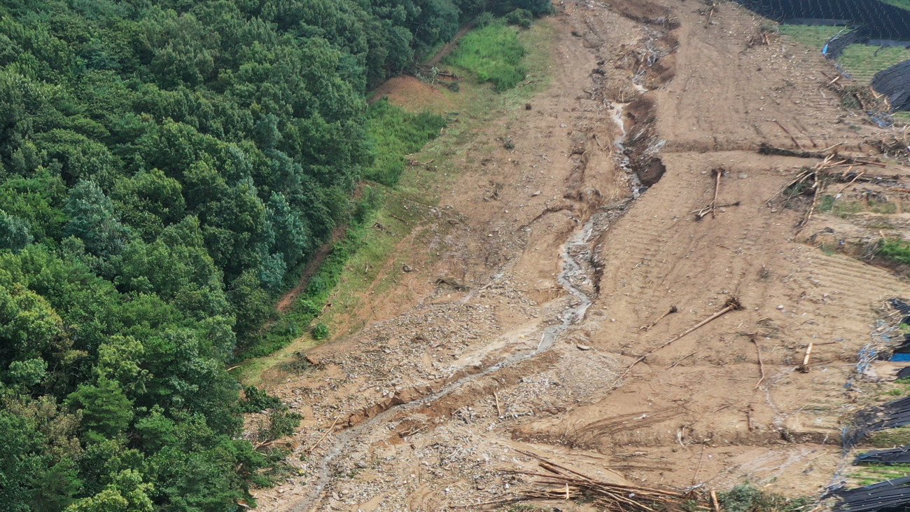 Anszong, 2020. augusztus 4.A heves esőzések következtében történt földcsuszamlás helyszíne Anszongban 2020. augusztus 4-én. Dél-Koreában az ítéletidő miatt kialakult árvizek és földcsuszamlások következtében legkevesebb hat ember életét vesztette és nyolcan eltűntek.