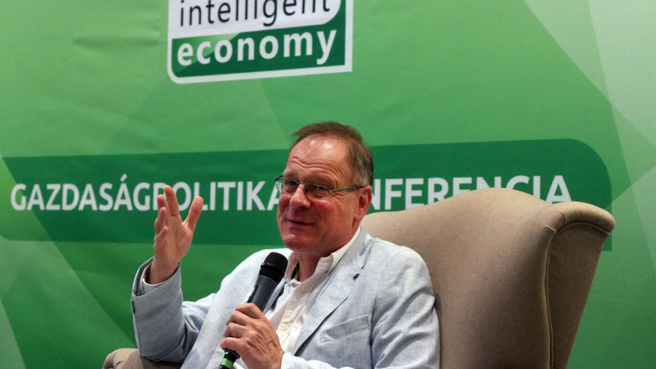 Navracsics Tibor területfejlesztési miniszter beszél az iCon gazdaságpolitikai konferencián Tarcalon 2023. június 17-én.