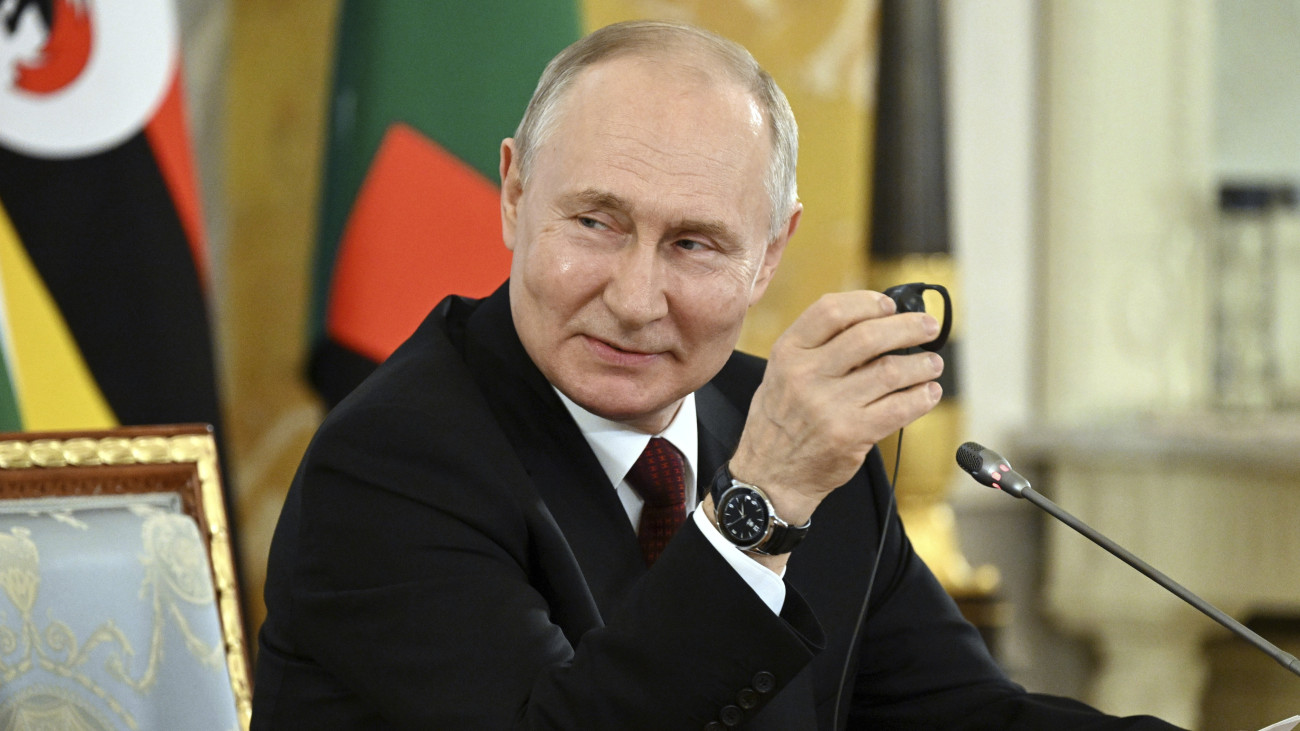 A Ria Novosztyi orosz hírügynökség által közreadott képen Vlagyimir Putyin orosz elnök megbeszélést folytat a Dél-afrikai Köztársaság, Egyiptom, Szenegál, Zambia, Uganda és a Kongói Köztársaság vezetőivel és magas rangú tisztségviselőivel Szentpéterváron 2023. június 17-én. Az afrikai vezetők látogatásának célja az ukrajnai béke előmozdítása.
