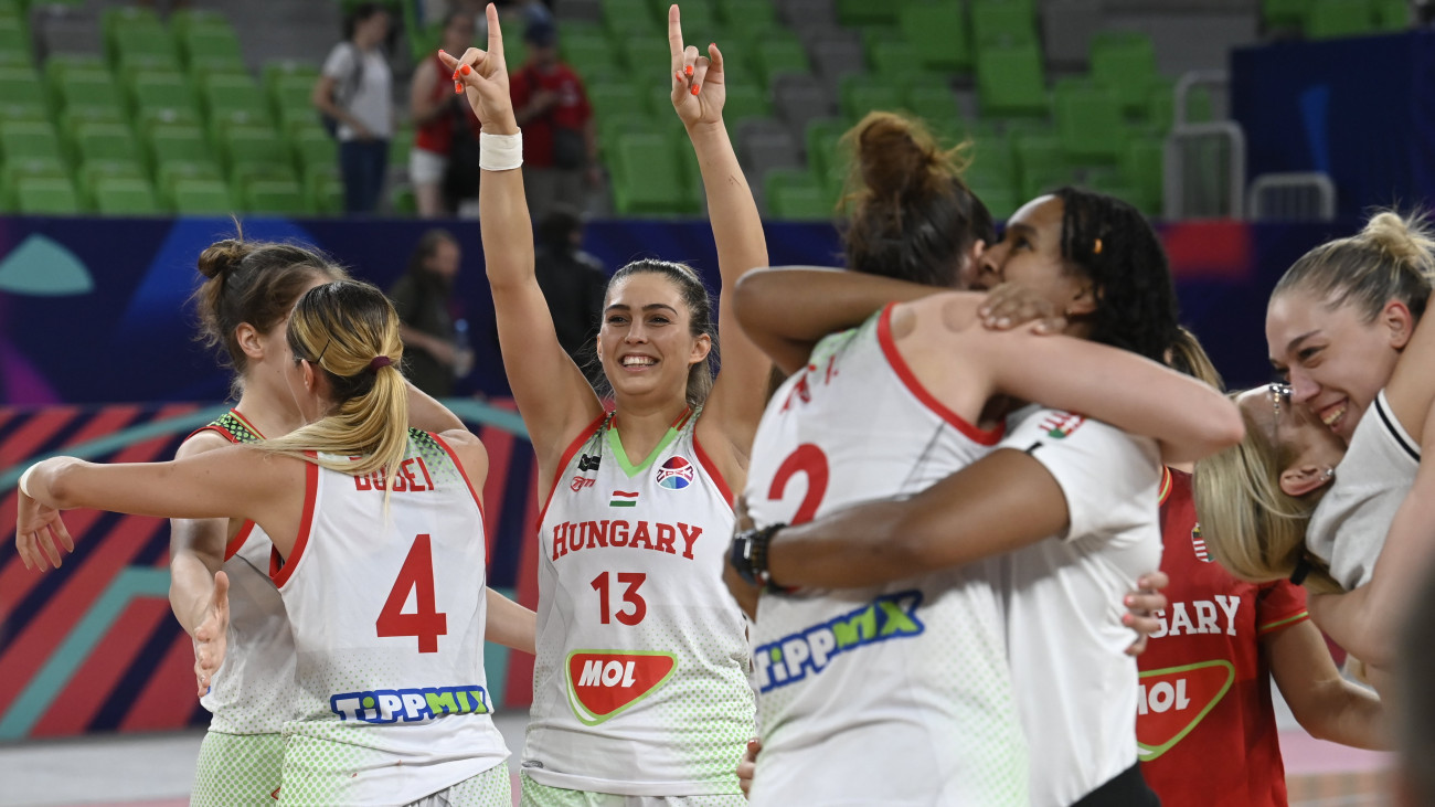 A győztes magyar válogatott tagjai ünnepelnek, középen Török Ágnes a női kosárlabda Európa-bajnokság csoportkörének harmadik fordulójában, a Magyarország - Szerbia mérkőzés után a ljubljanai Stozice Arenában 2023. június 18-án. A magyar csapat 81-75-re nyert a címvédő Szerbia ellen, ezzel megnyerte csoportját, és közvetlenül bejutott a negyeddöntőbe.