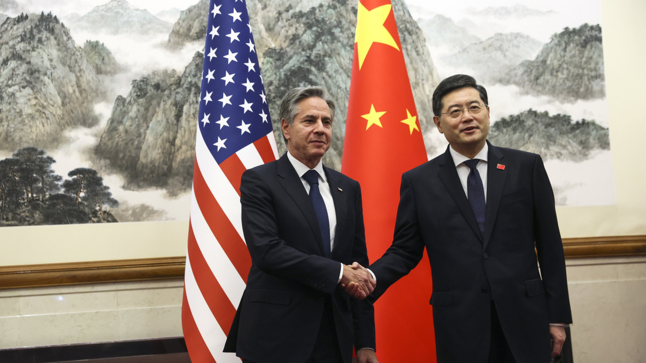 Csin Kang kínai külügyminiszter (j) fogadja amerikai hivatali partnerét, Antony Blinkent Pekingben 2023. június 18-án.
