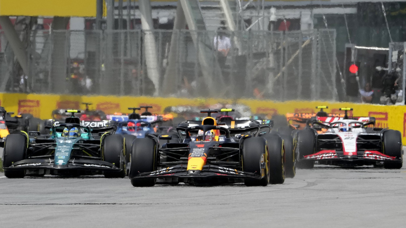 Max Verstappen, a Red Bull holland versenyzője (k) vezeti a mezőnyt a Forma-1-es autós gyorsasági világbajnokság Kanadai Nagydíján a montreali Gilles Villeneuve pályán 2023. június 18-án.