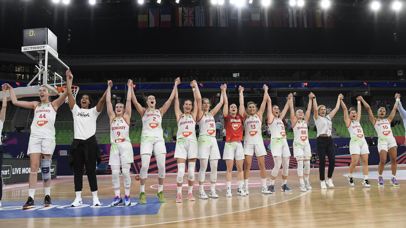 A győztes magyar válogatott ünnepel a női kosárlabda Európa-bajnokság csoportkörének harmadik fordulójában, a Magyarország - Szerbia mérkőzés után a ljubljanai Stozice Arenában 2023. június 18-án. A magyar csapat 81-75-re nyert a címvédő Szerbia ellen, ezzel megnyerte csoportját, és közvetlenül bejutott a negyeddöntőbe.