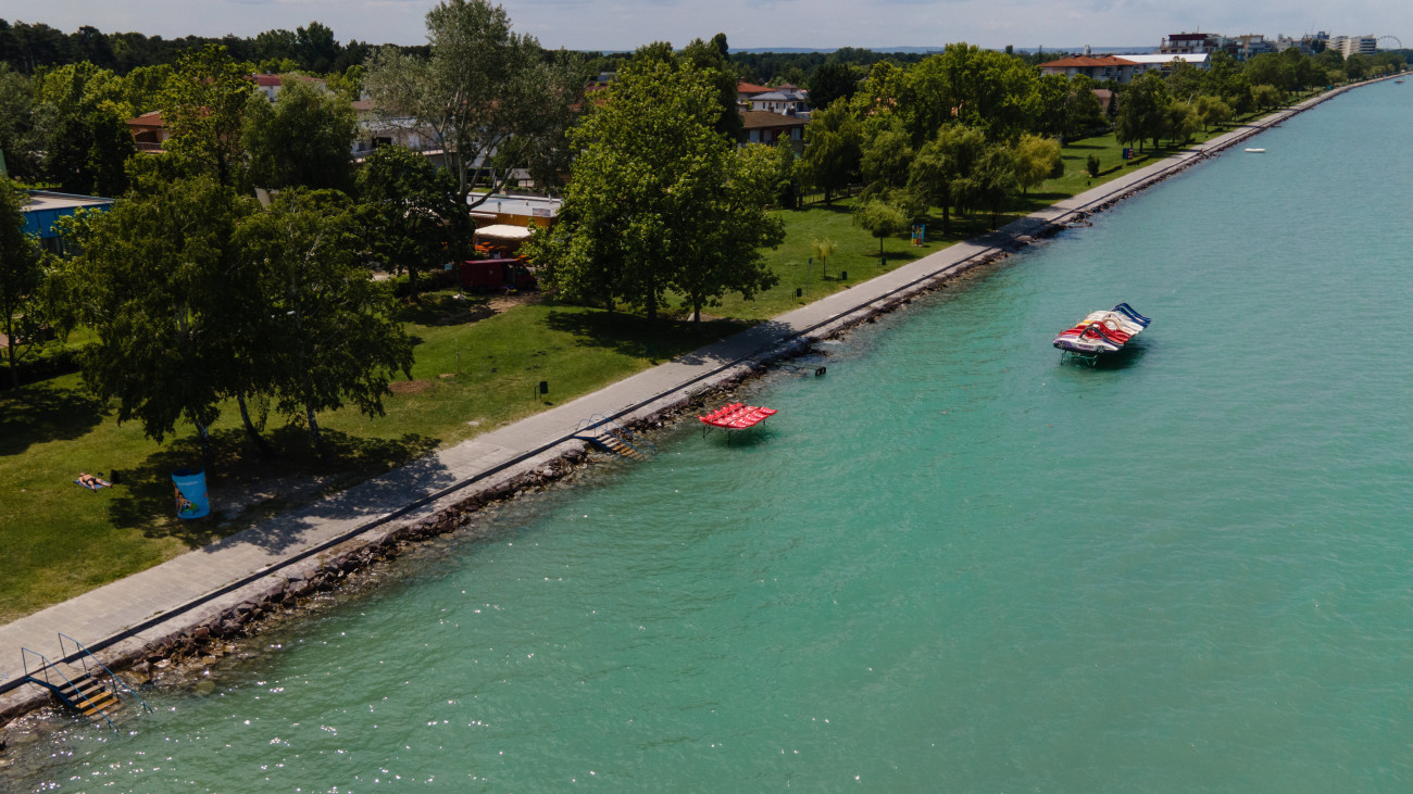 A drónnal készített képen a Balaton-part Siófoknál 2023. június 14-én. A tó átlagos vízállása meghaladta a 120 centiméteres szabályozási szintet, így egyes déli parti települések védelme érdekében június 13-án megkezdődött a vízeresztés.