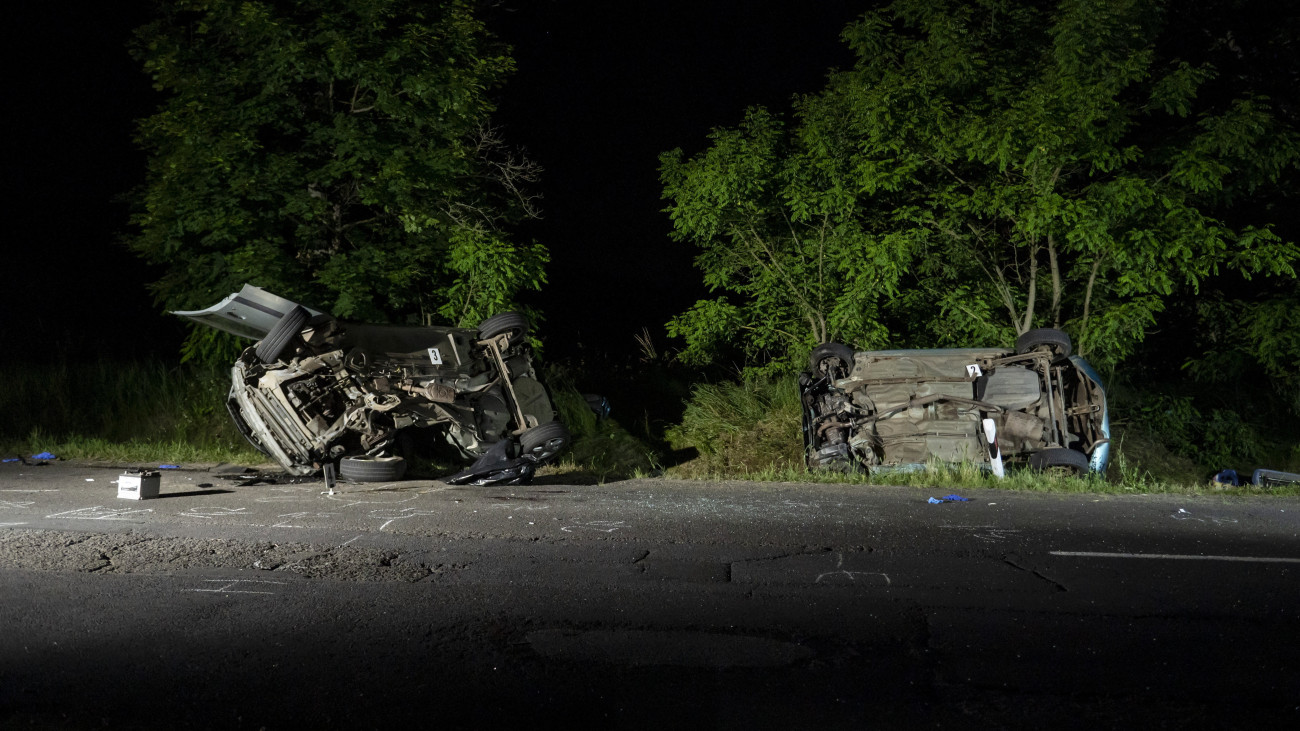 Balesetben összeroncsolódott személygépkocsik a 22-es főúton Balassagyarmat közelében 2023. június 18-án. A frontális ütközés következtében ketten meghaltak, ketten súlyosan megsérültek.