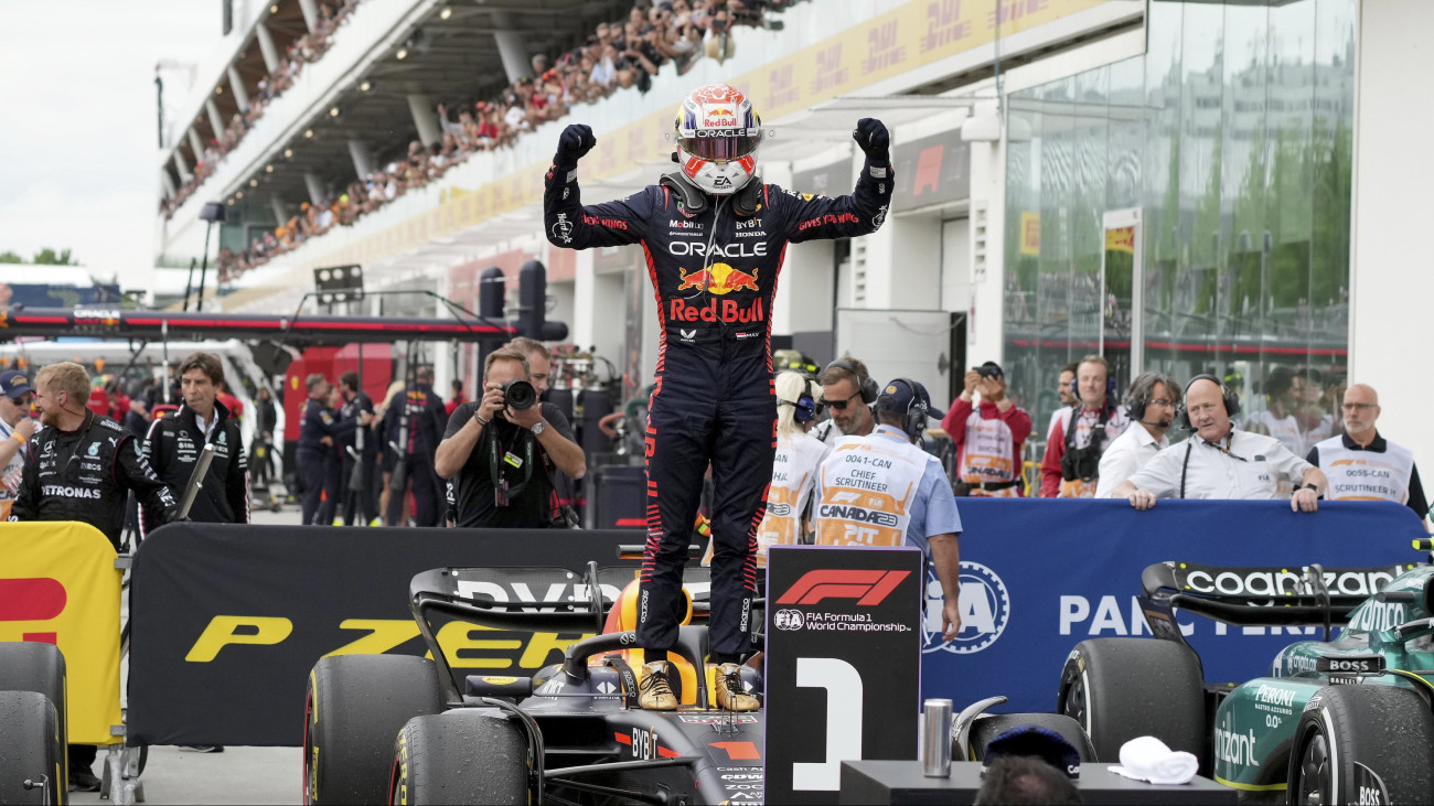 A futamgyőztes Max Verstappen, a Red Bull holland versenyzője ünnepel a Forma-1-es autós gyorsasági világbajnokság Kanadai Nagydíján a montreali Gilles Villeneuve pályán 2023. június 18-án.