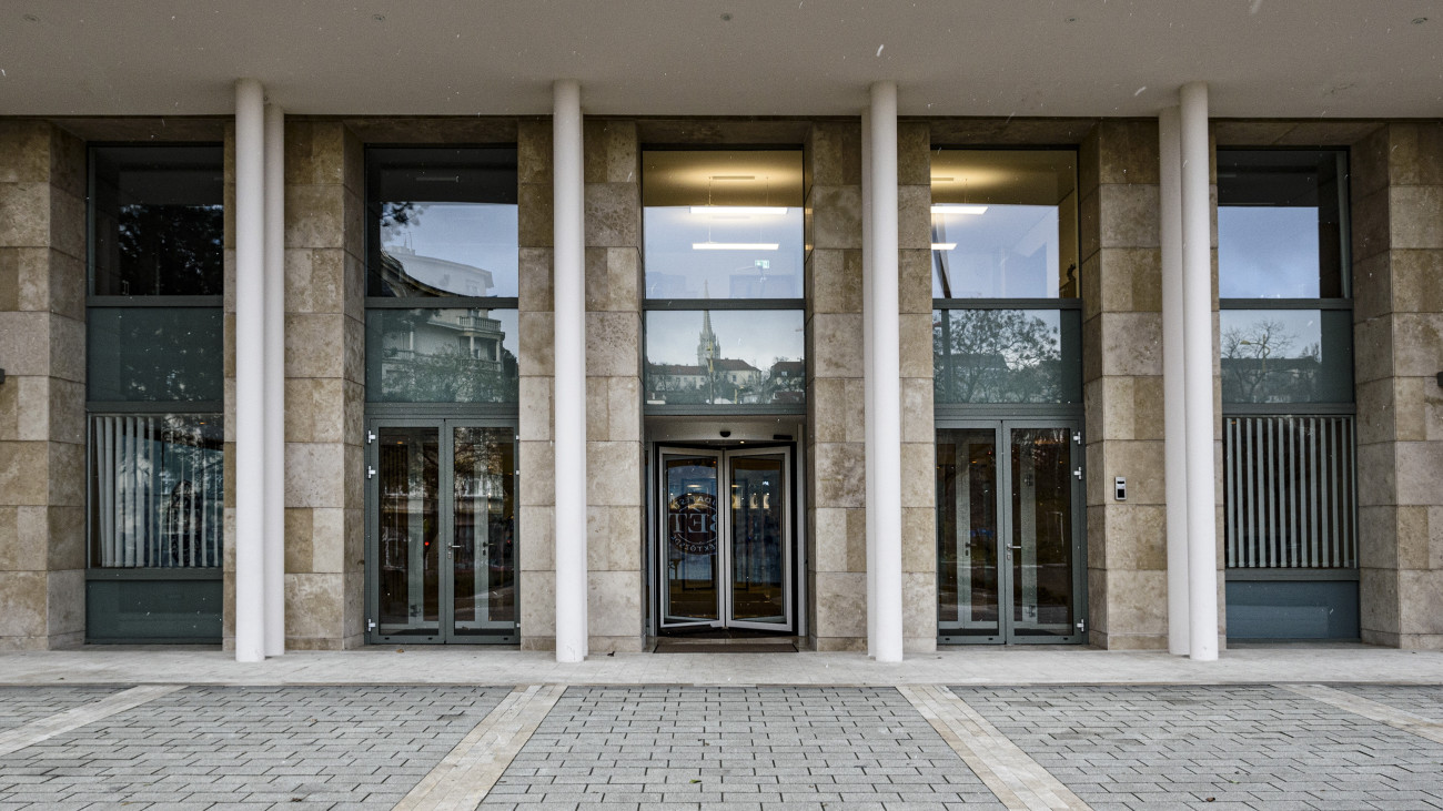 Budapest, 2022. december 12. A Budapesti Értéktőzsde (BÉT) székházának bejárata az MNB egyik irodaházában a főváros I. kerületében, a Krisztina körúton. A krisztinavárosi székház eredetileg iskolának épült, majd 1954-ben a Kohó- és Gépipari Tervező Vállalat kapta meg. Az épület 1990-ben került a Matáv tulajdonába, jelenlegi formáját 1999-ben az Ybl-díjas építész, Balázs Mihály tervei alapján nyerte el. A telekommunikációs vállalat 2018-ban költözött el a székházból és 2022-től itt működik a BÉT és a Budapesti Tőkepiaci Központ. MTVA/Bizományosi: Róka László