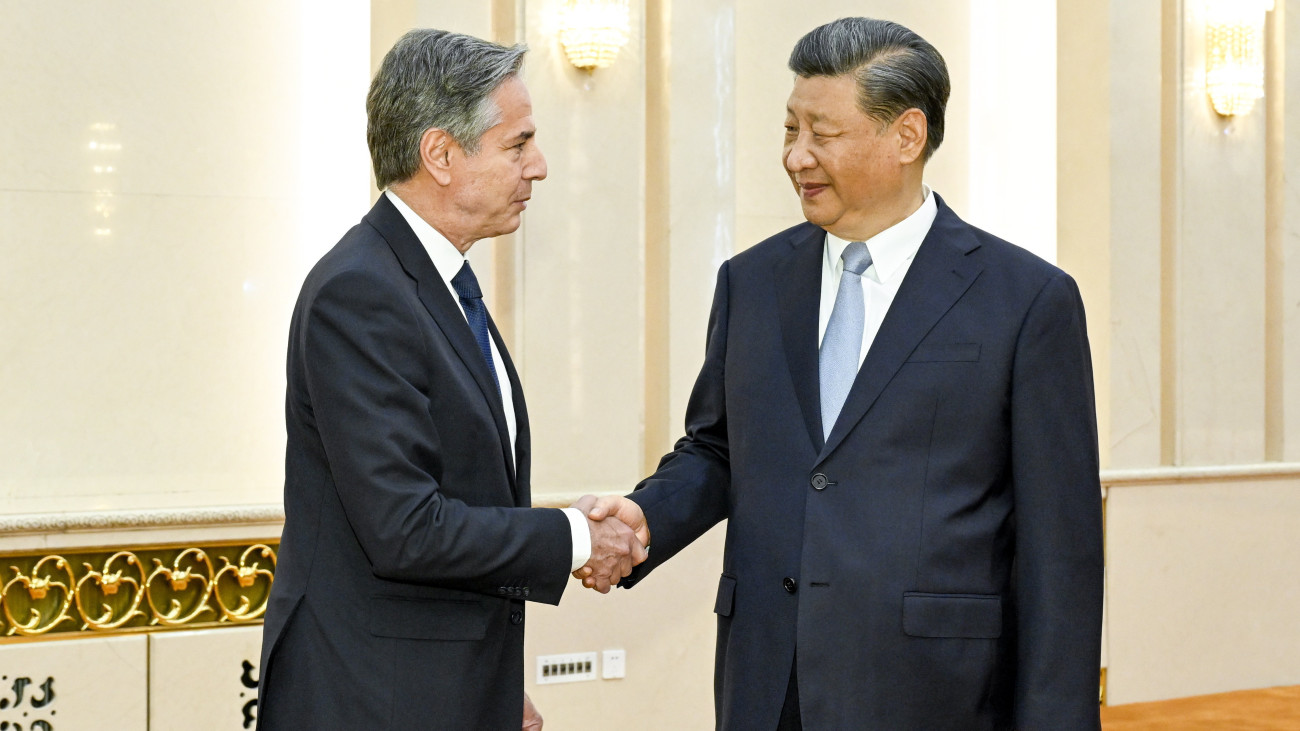 Hszi Csin-ping kínai elnök (j) Antony Blinken amerikai külügyminisztert fogadja a pekingi Nagy Népi Csarnokban 2023. június 19-én.
