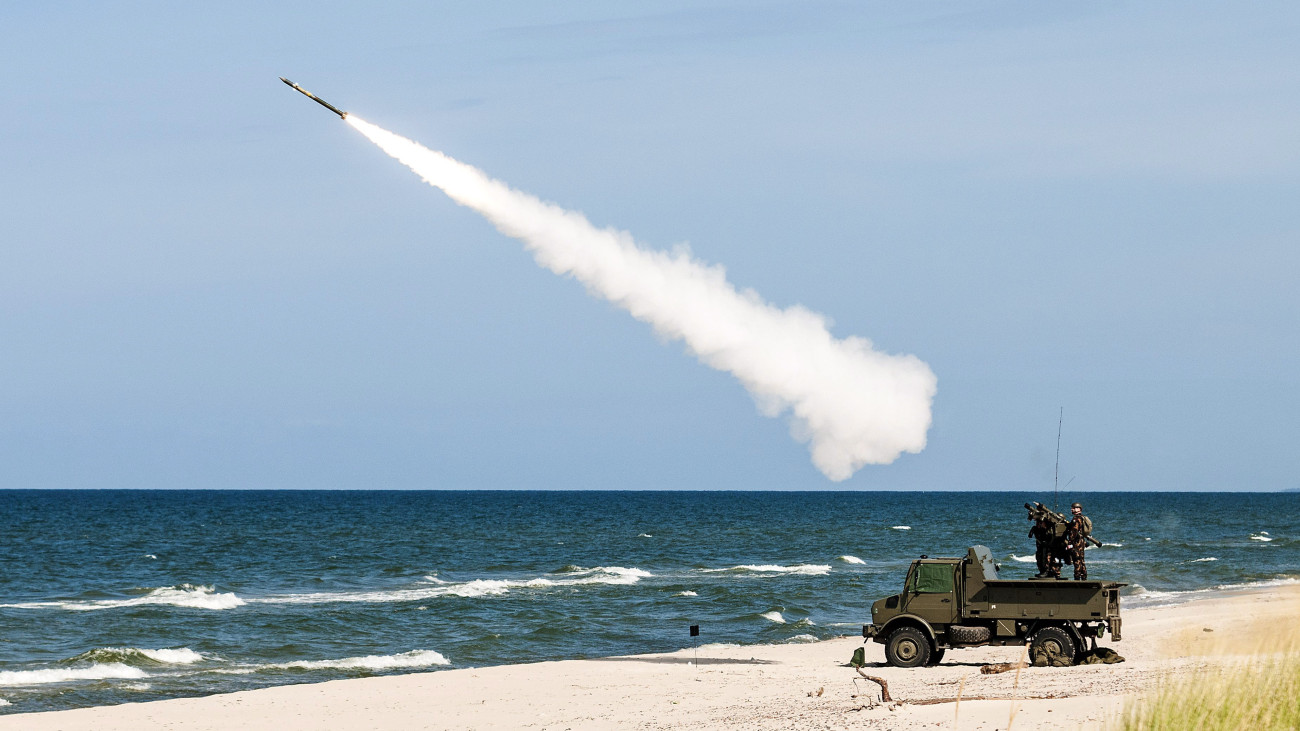 Magyar katonák által célra kilőtt, francia gyártmányú Mistral típusú közeli hatótávolságú légvédelmi rakéta a lengyelországi ustkai lőtér tengerpartján 2013. augusztus 21-én. 