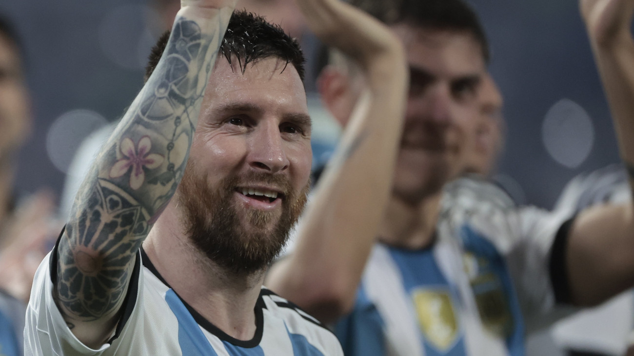 Lionel Messi, a világbajnok argentin labdarúgó-válogatott csapatkapitánya ünnepel a Curacao elleni barátságos mérkőzés után Santiago del Esteróban 2023. március 28-án. Az argentin válogatott 7-0-ra győzött, Messi három gólt lőtt.