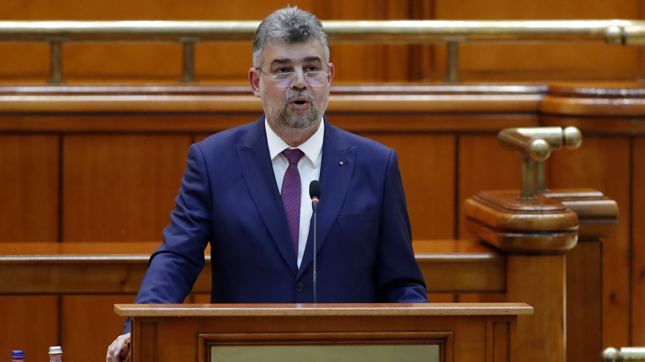 Marcel Ciolacu kijelölt román miniszterelnök, a Szociáldemokrata Párt (PSD) elnöke beszél a kormányáról tartott bizalmi szavazás előtt a parlament bukaresti üléstermében 2023. június 15-én. A PSD és a Nemzeti Liberális Párt (PNL) 2021-es megállapodása alapján a PNL átadta a miniszterelnöki tisztséget a PSD-nek, ezzel új, kétpárti kormány alakul, amelyből kimarad az eddig a nagykoalícióban részt vevő Romániai Magyar Demokrata Szövetség, az RMDSZ.