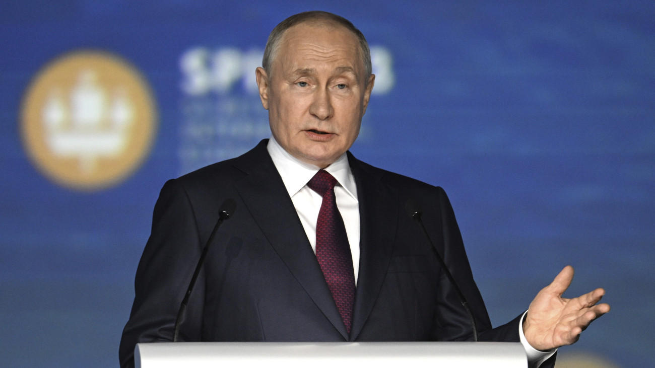 Vlagyimir Putyin orosz elnök a 26. Szentpétervári Nemzetközi Gazdasági Fórum plenáris ülésén 2023. június 16-án.
