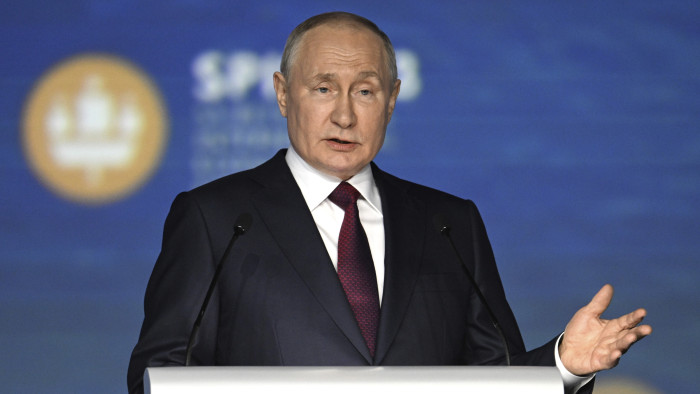 Vlagyimir Putyin: Ukrajnában meg kell állítani a Nyugat háborúját