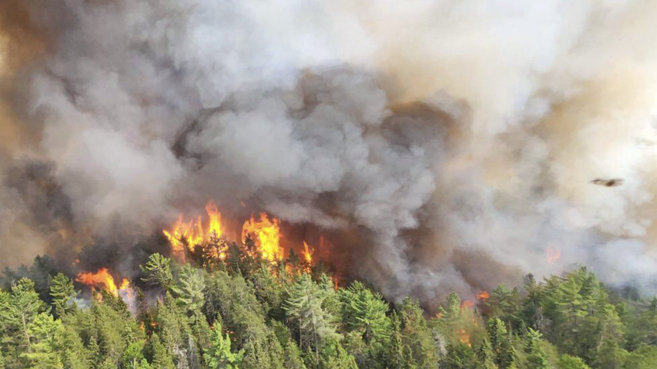 Az ontariói természeti erőforrások és erdészet minisztériuma által közreadott képen erdőtűz az Elliot-tó környékén, a kanadai Ontario tartományban fekvő Mississagi Tartományi Parktól keletre 2023. június 4-én. A kanadai erdőtüzek füstje miatt az Egyesült Államok több északkeleti államában június 8-án is érvényen maradt levegőminőségi riasztás.