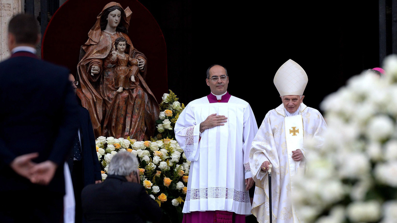 XVI. Benedek nyugalmazott pápa (j) érkezik XXIII. János pápa és II. János Pál pápa szentté avatási ünnepségére a vatikáni Szent Péter téren 2014. április 27-én. 