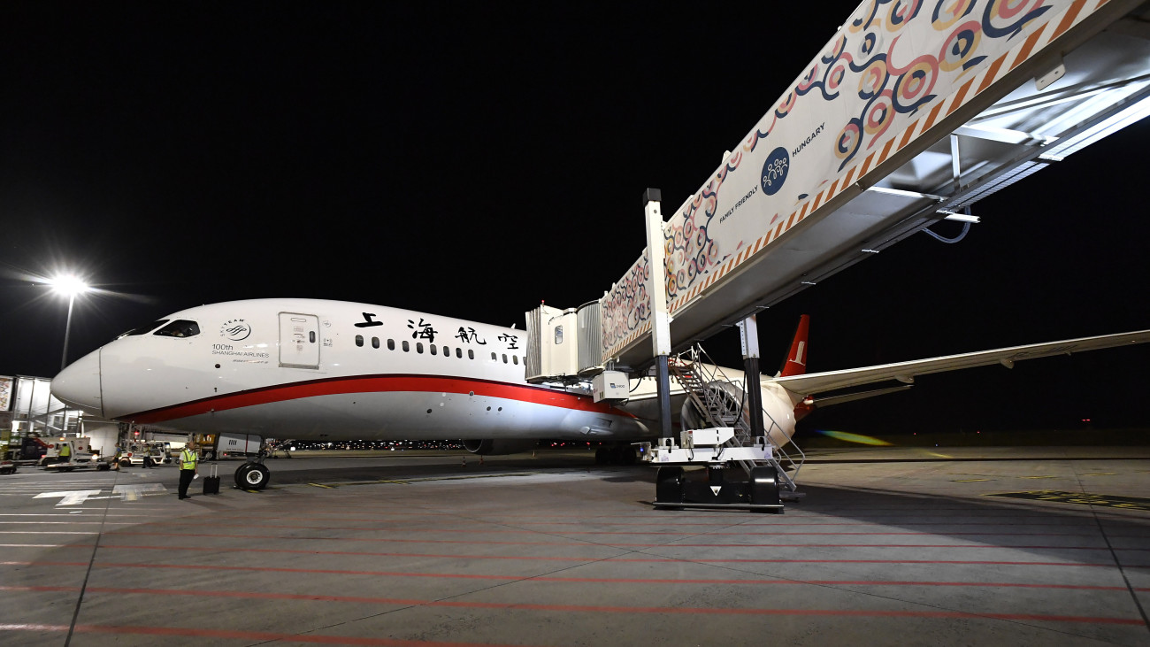 A Shanghai Airlines légitársaság Ningbo és Budapest között közlekedő új járatának első gépe a Liszt Ferenc Nemzetközi Repülőtéren 2023. június 19-én.