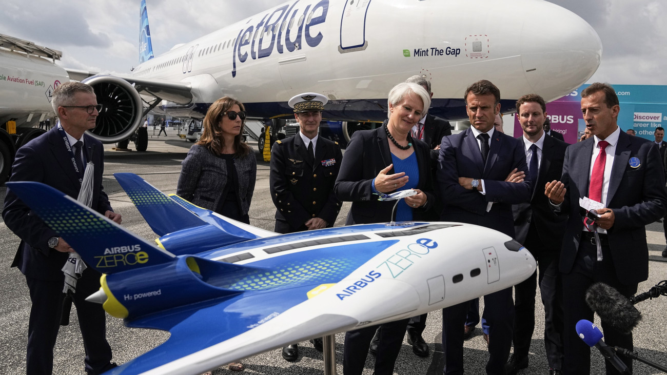 Emmanuel Macron francia elnök (j3) Guillaume Faury, az Airbus vezérigazgatója (j) az Airbus Zero hidrogénüzemű, üzemanyagcellás tanulmánygépének makketjénél a párizsi nemzetközi repüléstechnikai kiállításon a Párizs melletti Le Bourget-i repülőtéren 2023. június 19-én.