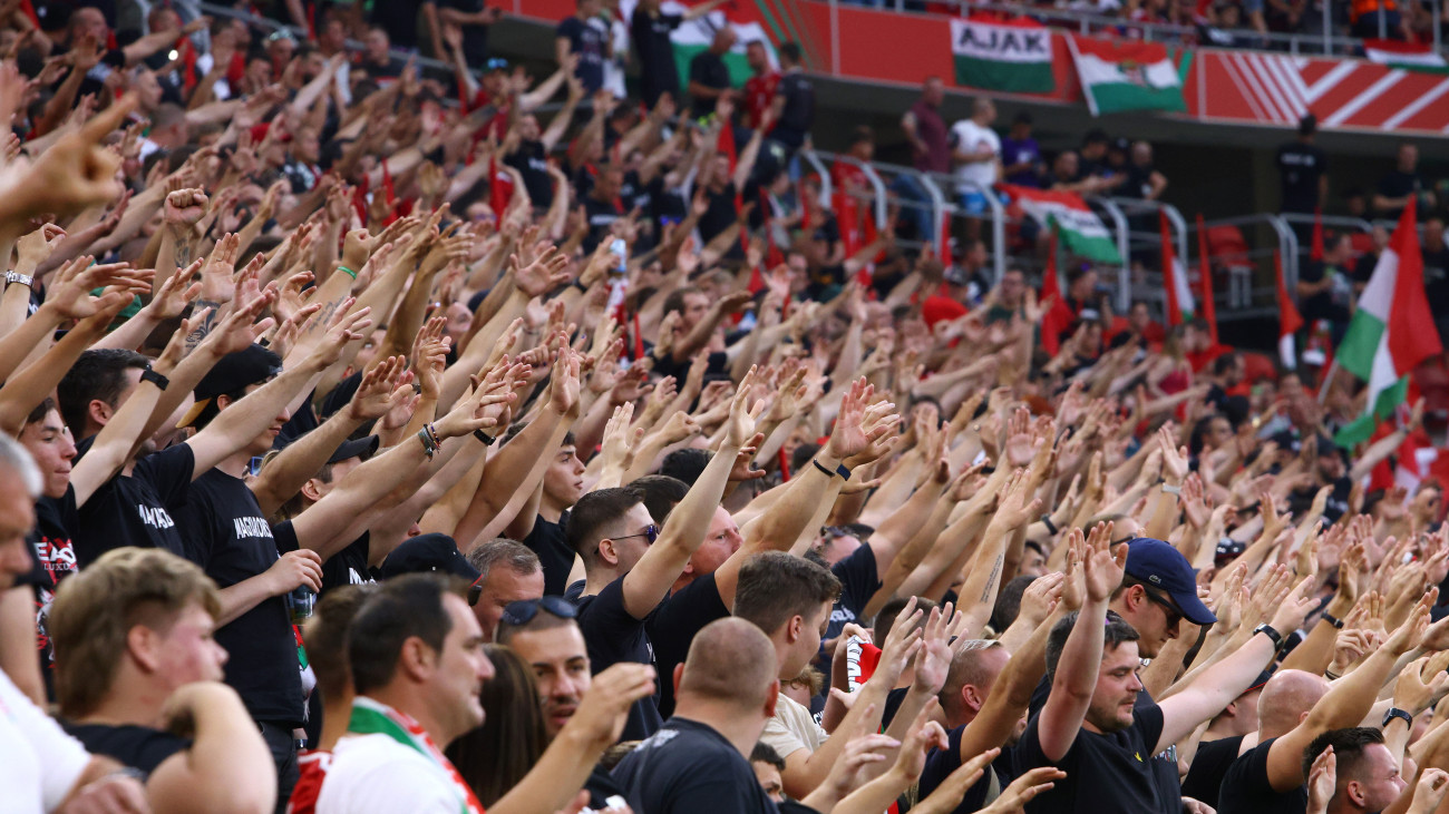 Magyar szurkolók a labdarúgó Európa-bajnoki selejtező G csoportjában játszott Magyarország - Litvánia mérkőzés előtt a Puskás Arénában 2023. június 20-án.