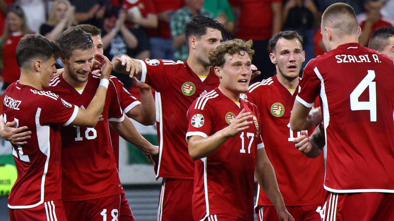 A gólszerző Varga Barnabást (b2) ünneplik csapattársai a labdarúgó Európa-bajnoki selejtező G csoportjában játszott Magyarország - Litvánia mérkőzésen a Puskás Arénában 2023. június 20-án.