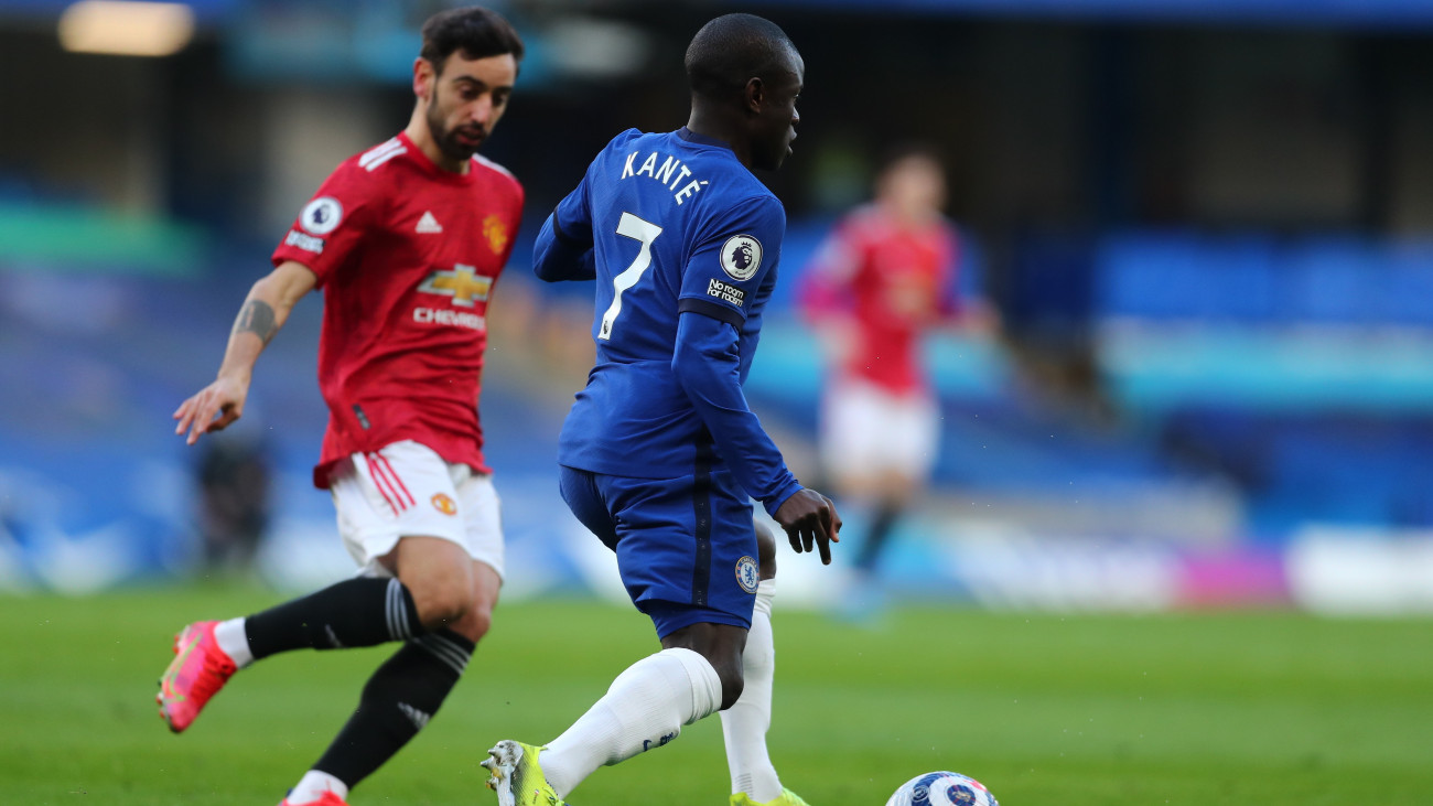 NGolo Kanté, a Chelsea (j) és Bruno Fernandes, a Manchester United játékosa az angol első osztályú labdarúgó-bajnokság 2021. február 28-i mérkőzésén Londonban.
