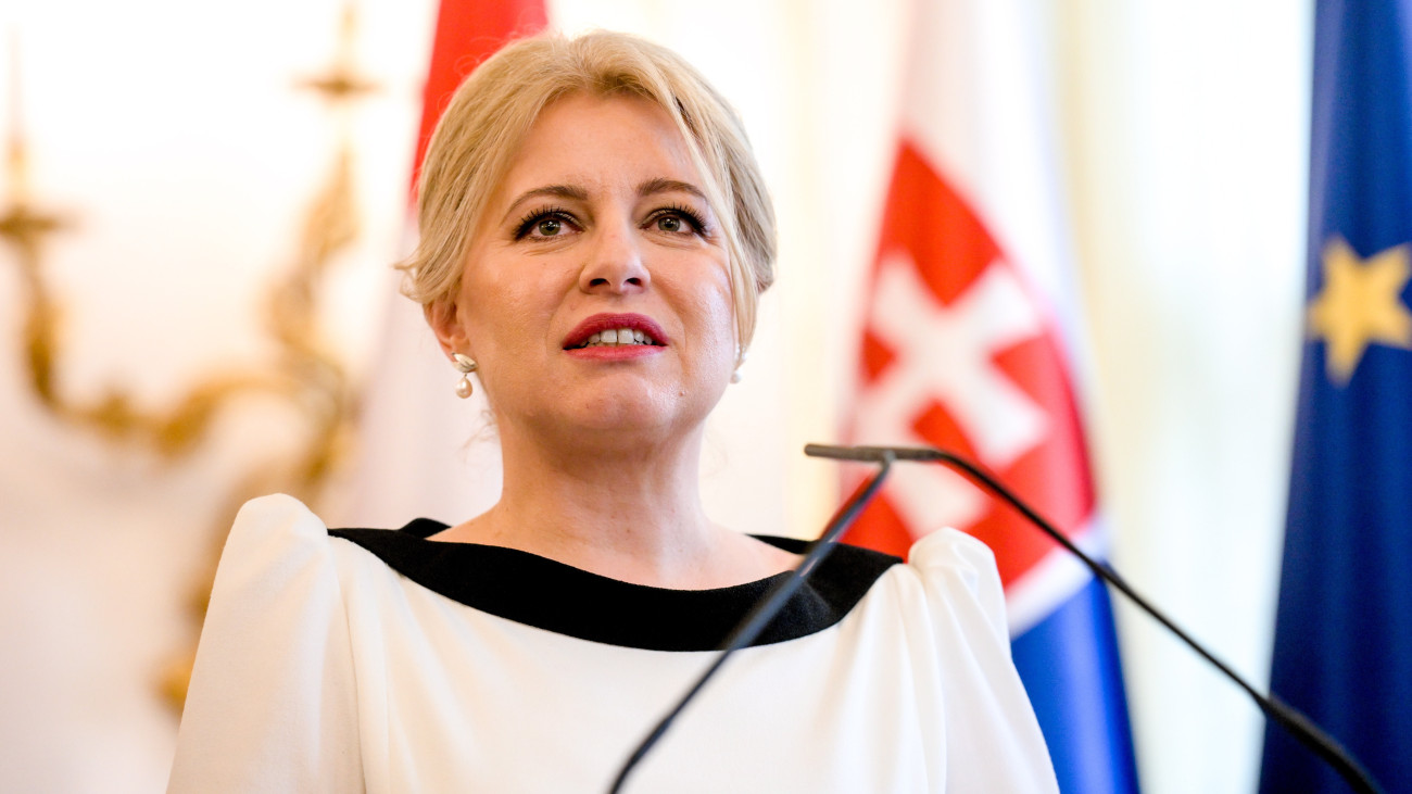 Zuzana Caputová szlovák államfő a holland királlyal, Vilmos Sándorral tartott sajtóértekezleten a pozsonyi elnöki palotában 2023. március 7-én. A holland uralkodó háromnapos látogatáson tartózkodik Szlovákiában.