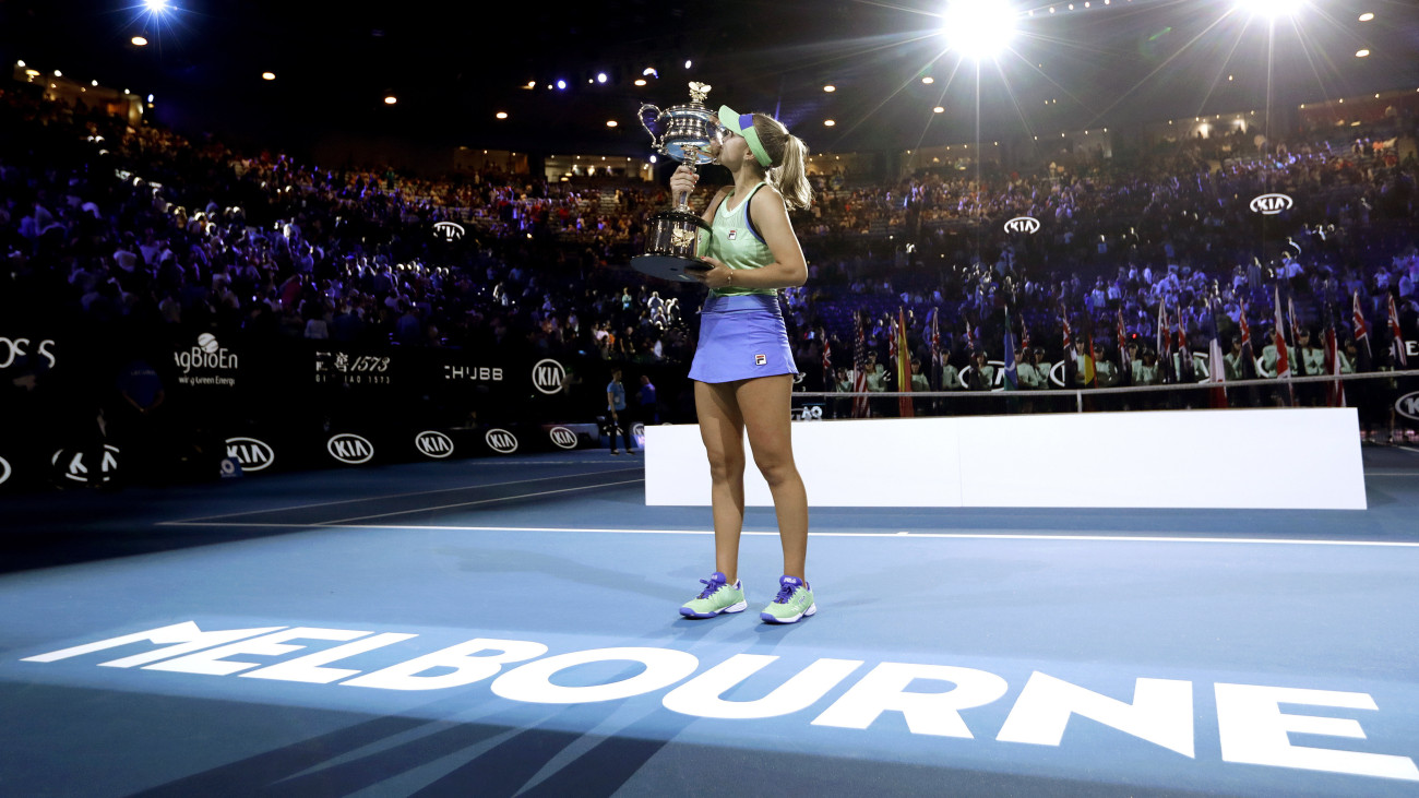 Az amerikai Sofia Kenin megcsókolja a bajnoki trófeát, miután 4:6, 6:2, 6:2 arányban legyőzte a spanyol Garbine Muguruzát az ausztrál nemzetközi teniszbajnokság női egyesének döntőjében Melbourne-ben 2020. február 1-jén