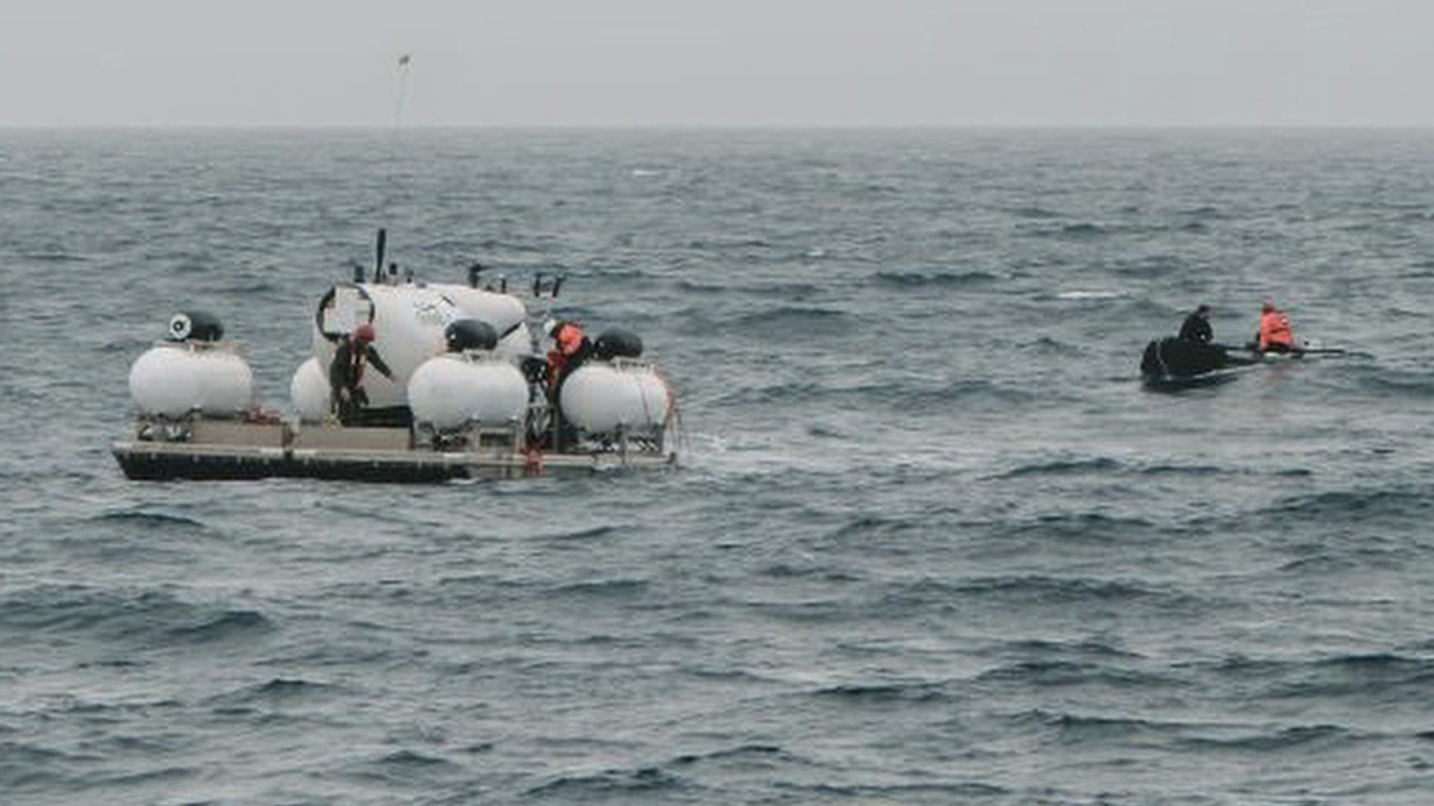 Az Action Aviation által 2023. június 20-án közreadott képen a Titan elnevezésű merülőhajót készítik fel a merüléshez június 18-án. A Titan június 18-án indult útnak a Titanic roncsaihoz, de a Polar Prince kanadai jégtörő kutatóhajó, amelyről a Titant a vízbe bocsátották, a merülőhajó indulása után egy óra 45 perccel elveszítette vele a kapcsolatot. A Titán fedélzetén öten tartózkodnak, köztük van Hamish Harding brit milliárdos, valamint családja közleménye szerint egy pakisztáni származású Nagy-Britanniában élő üzletember, Shahzada Dawood és 19 éves fia is.