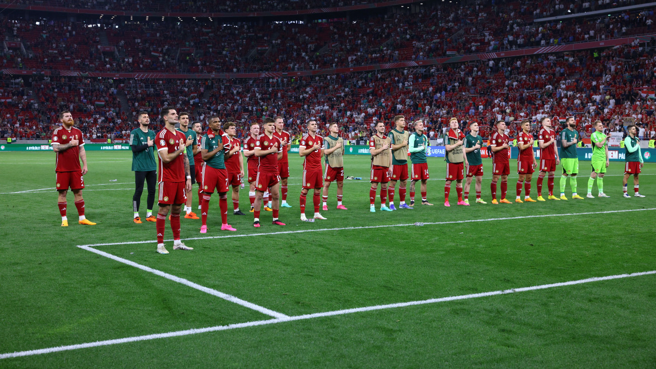 A magyar csapat ünnepel a szurkolókkal a labdarúgó Európa-bajnoki selejtező G csoportjában játszott Magyarország - Litvánia mérkőzés végén a Puskás Arénában 2023. június 20-án. A magyar válogatott 2-0-ra győzött.